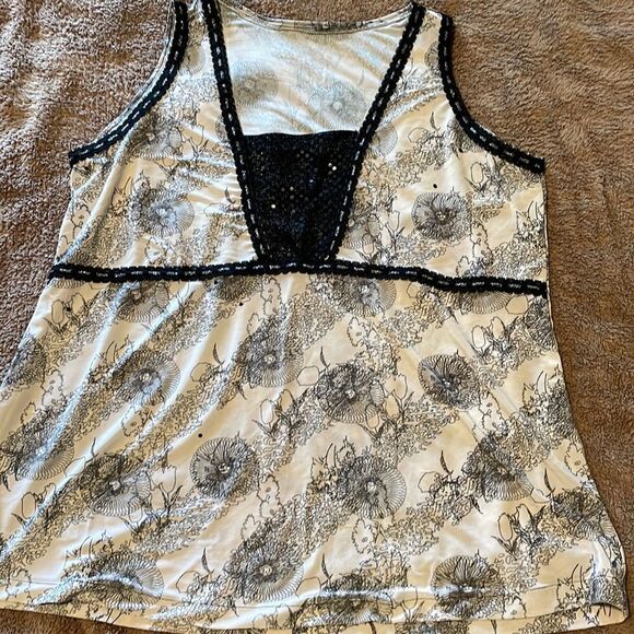 Black and white silky feel sleeveless shell blouse - Picture 2 of 7